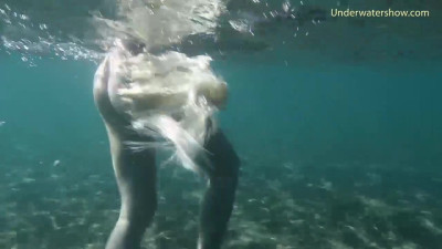 babe video from Underwater Show