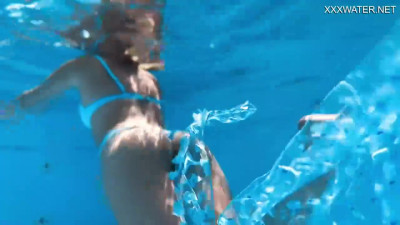 Eyla Moore blonde scene from Underwater Show